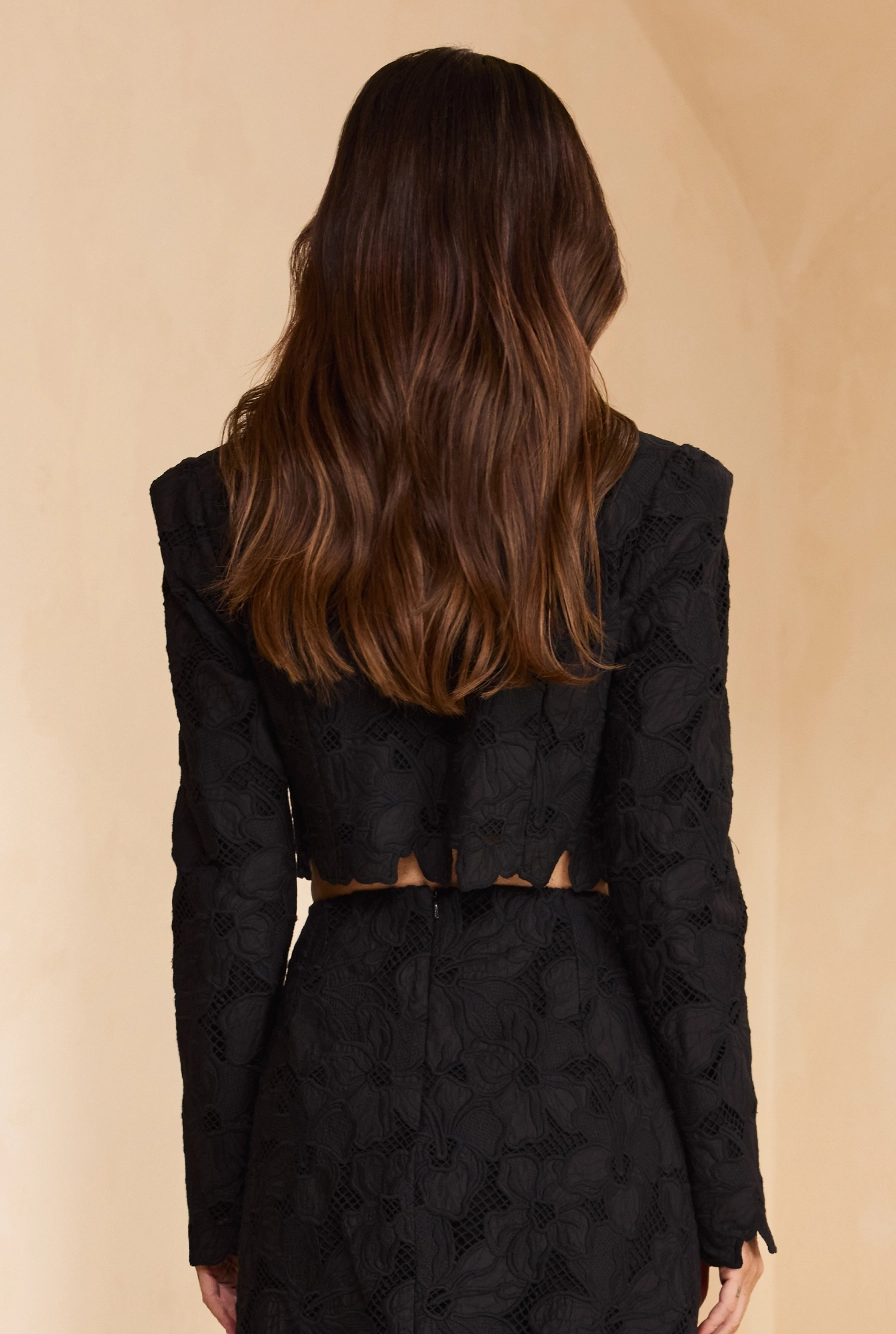 Jodie – blusa nera con motivo ricamato traforato