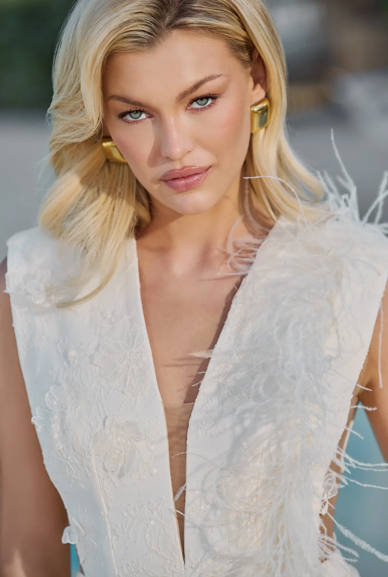 Tadashi – abito mini color crema in pizzo con piume
