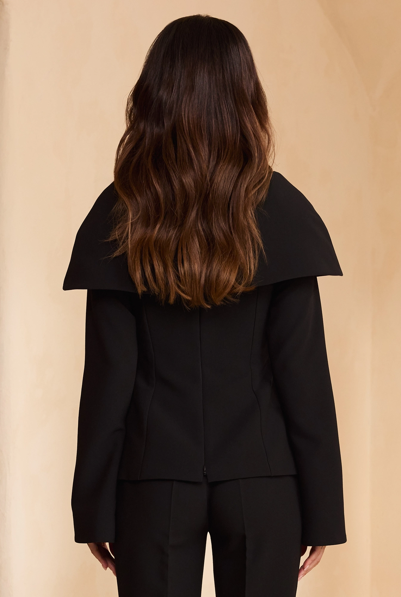 Quelo – blusa nera con ampio colletto