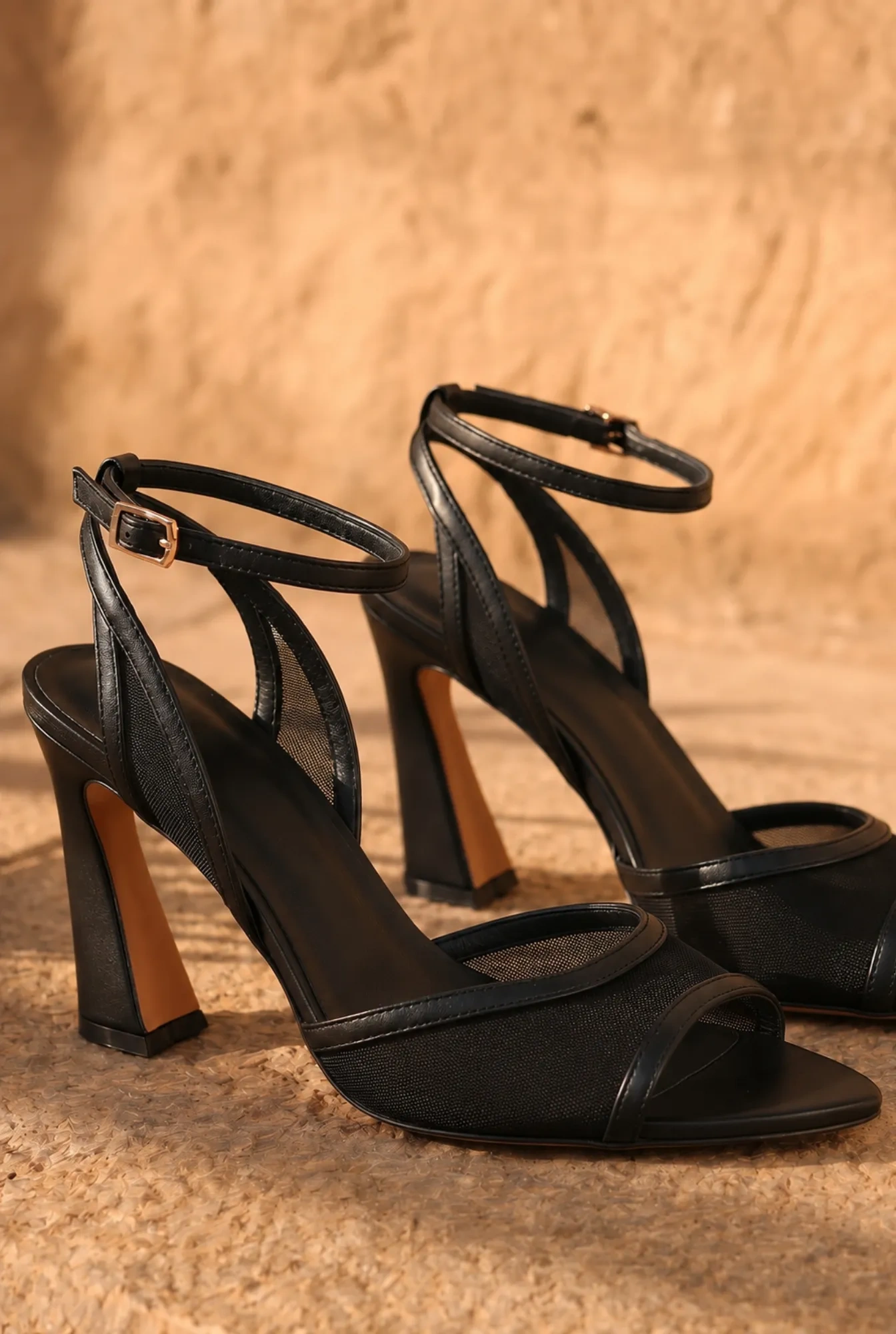 Sense – sandali neri con tacco e rete decorativa